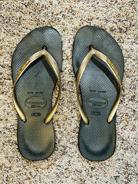 Havaianas Women's Slim Logo Metallic Flip Flops - Black and Gold, size 39/40